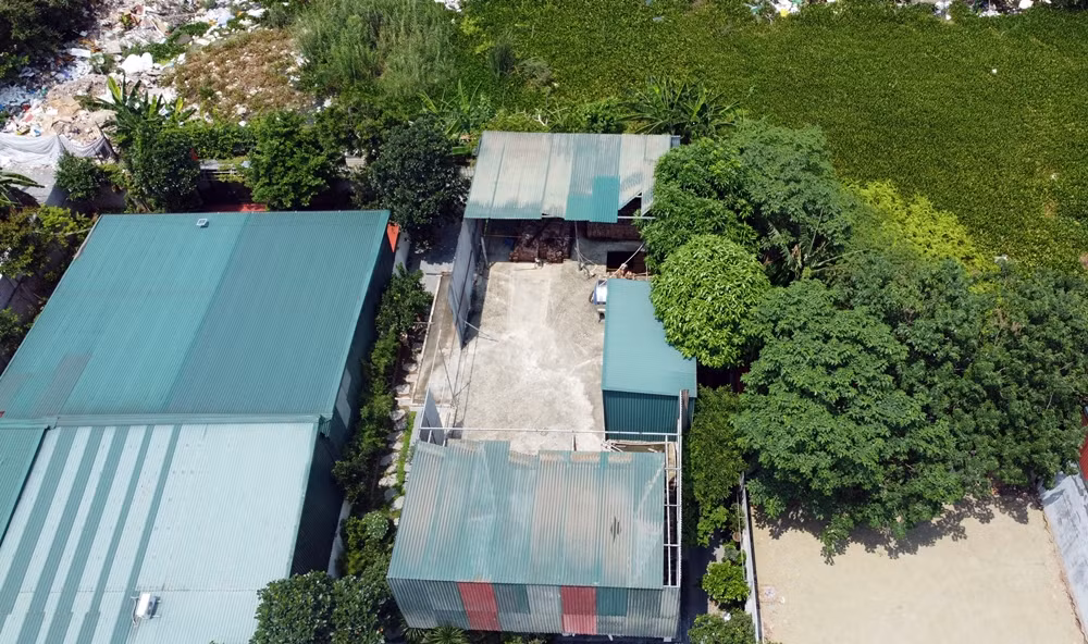 Một số công trình “mọc” trên đất nông nghiệp ở phố Trần Điền đã xây dựng xong tầng 1, tầng 2 được quây tôn nhằm “giấu” vật liệu xây dựng.