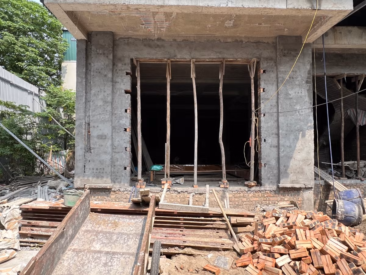 Trước đó, Phó Chủ tịch UBND quận Hoàng Mai Đỗ Thanh Tùng đã đề xuất Chủ tịch UBND quận Hoàng Mai xem xét tạm dừng điều hành một số hoạt động công tác khác của Chủ tịch UBND phường Định Công là bà Nguyễn Thị Phượng để tập trung xử lý các vi phạm về công tác quản lý đất đai, trật tự xây dựng trên địa bàn. Thời hạn đến hết ngày 30/5/2024 phải hoàn thành việc xử lý ví phạm", văn bản nêu. (Ảnh: Trần Hoàn).