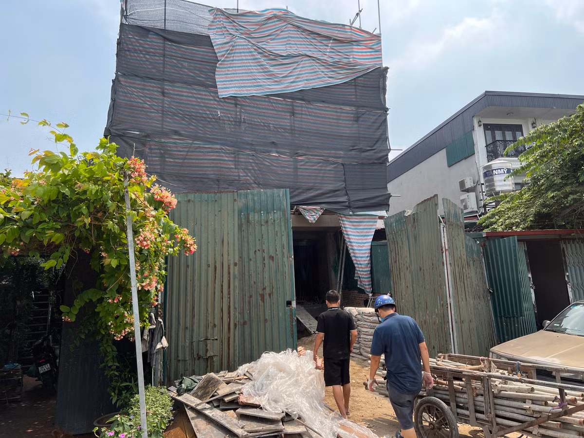 Ngày 30/5, trao đổi với PV, một cán bộ Tổ quản lý TTXD phường UBND phường Định Công, cho biết phần vi phạm phát sinh trên nóc tầng 2, tum phía sau của công trình vi phạm ở phố Trần Điền, phường đã vận động gia đình tháo dỡ. (Ảnh: Trần Hoàn).