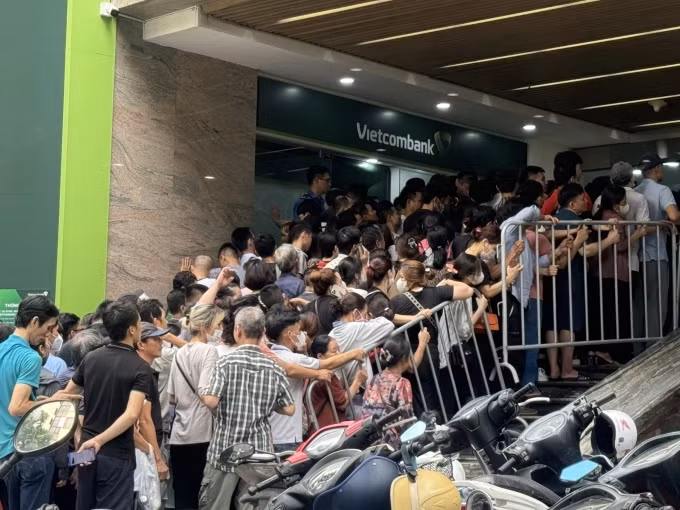 SJC còn dư địa giảm, người dân nên mua thời điểm hợp lý - Hình 2 SJC con du dia giam, nguoi dan nen mua thoi diem hop ly-Hinh-2