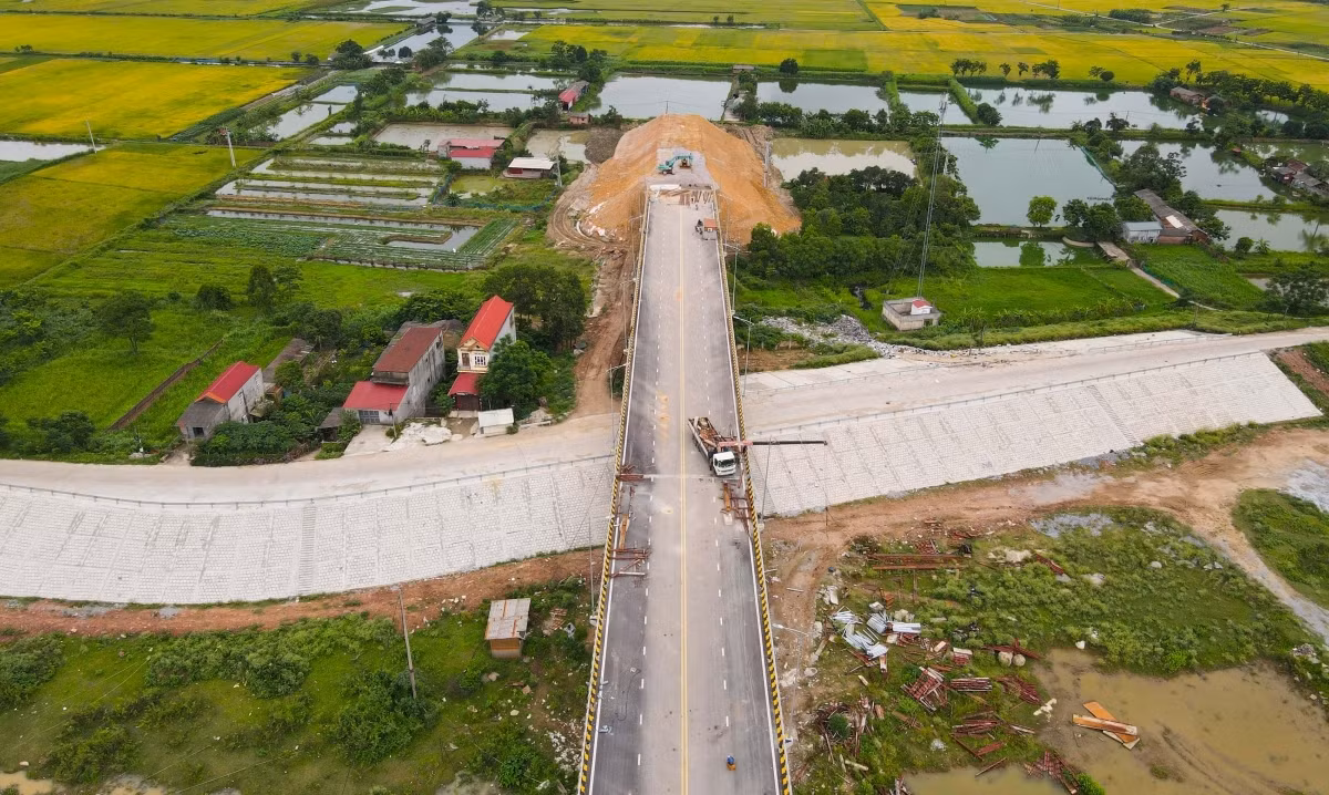 Phần cầu có chiều dài 490m, rộng 16m, thiết kế bê tông dự ứng lực và bê tông cốt thép dự ứng lực. Phần đường dài hơn 1.500m theo tiêu chuẩn đường cấp III đồng bằng, nền rộng 12m, mặt đường 11m, kết cấu mặt đường bê tông nhựa trên móng cấp phối đá dăm. (Ảnh: VOV).
