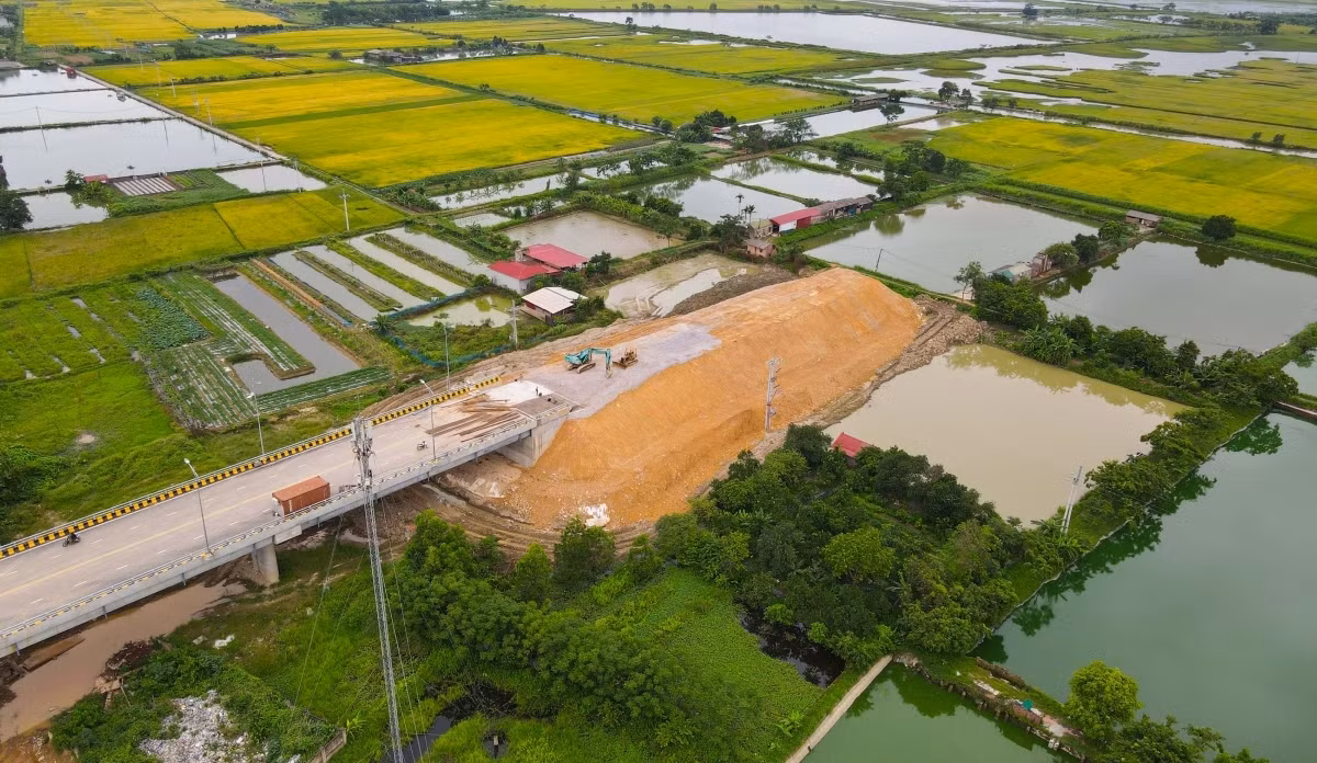 Đại diện Ban quản lý khu vực phát triển đô thị Bắc Ninh thông tin với VOV, từ tháng 7/2023 đến nay, đơn vị được giao làm chủ đầu tư dự án xây dựng đường nối từ ĐT285B (huyện Yên Phong) đến cầu Hà Bắc 2, dài 12km, tổng mức đầu tư 120 tỷ đồng. Dự kiến trong năm 2025 sẽ hoàn thành nhưng hiện nay đang vướng mặt bằng nên mới chỉ thi công được khoảng 5km từ phía ĐT285B. (Ảnh: VOV).