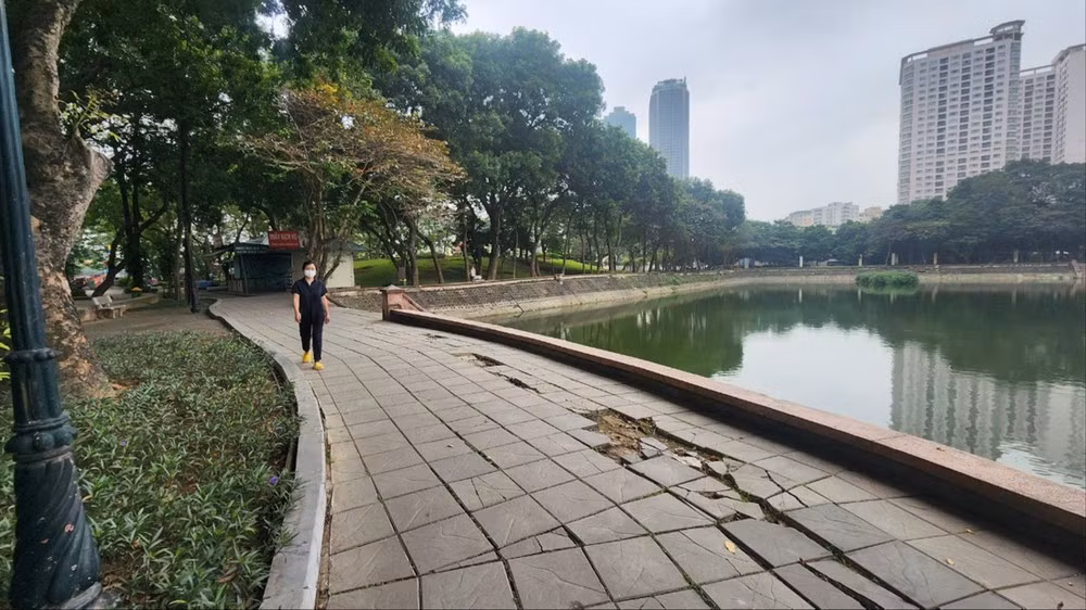 Thời gian gần đây, nhiều hạng mục công trình trong công viên Nghĩa Đô đã xuống cấp, chưa được sửa chữa, tiềm ẩn nguy cơ mất an toàn cho người dân khi đến vui chơi. (Ảnh: Tiền Phong).