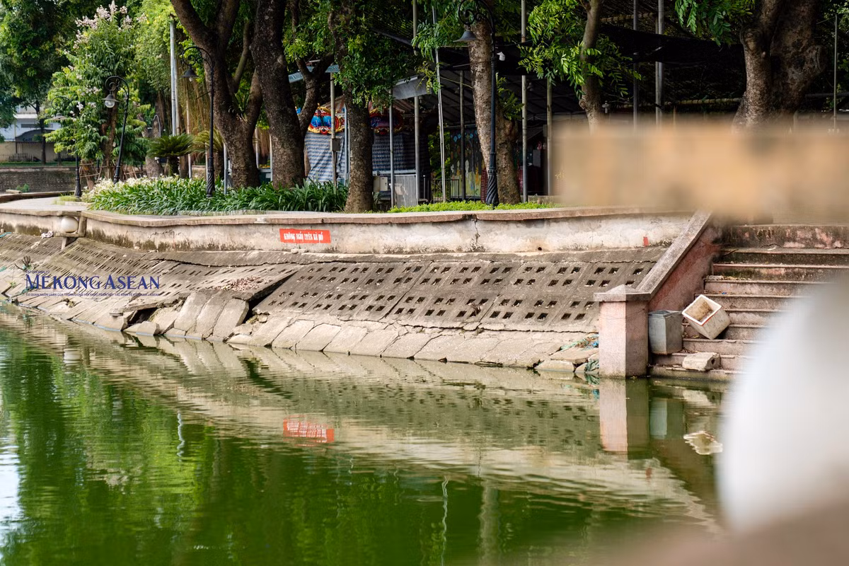 Bờ kè hồ nhiều đoạn cũng đã hư hỏng. Nước trong hồ chuyển sang màu xanh đậm, ô nhiễm, bốc mùi hôi thối nồng nặc. (Ảnh: Mekongasean).
