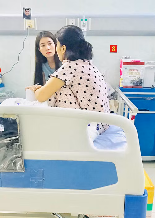 Chia sẻ về tình hình của Mai Phương, Kha Ly cho hay: "Thông báo cả nhà là Phương bữa nay khỏe lắm, tinh thần vui vẻ, ăn ngon, ngủ ngon, cứ đà này là em sẽ khỏe, sẽ hết bệnh nha".