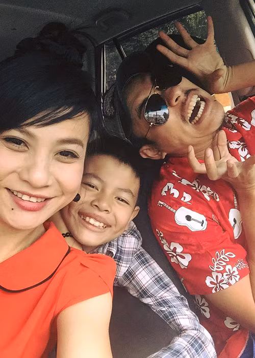 Bé Bom không chỉ quan tâm đến mẹ mà còn yêu thương bố dượng.