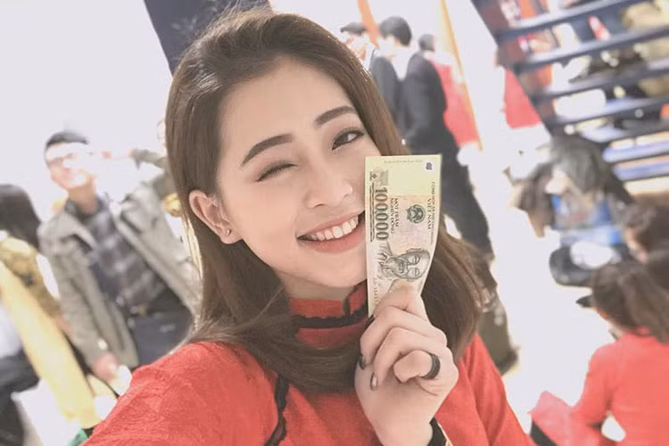 Theo Zing, Phương Nga từng đoạt một số giải thưởng học tập như giải Nhì cuộc thi Tìm hiểu và làm theo tấm gương đạo đức Hồ Chí Minh cấp quận năm 2014, giải Ba cuộc thi tài năng pháp luật cấp thành phố năm 2015.