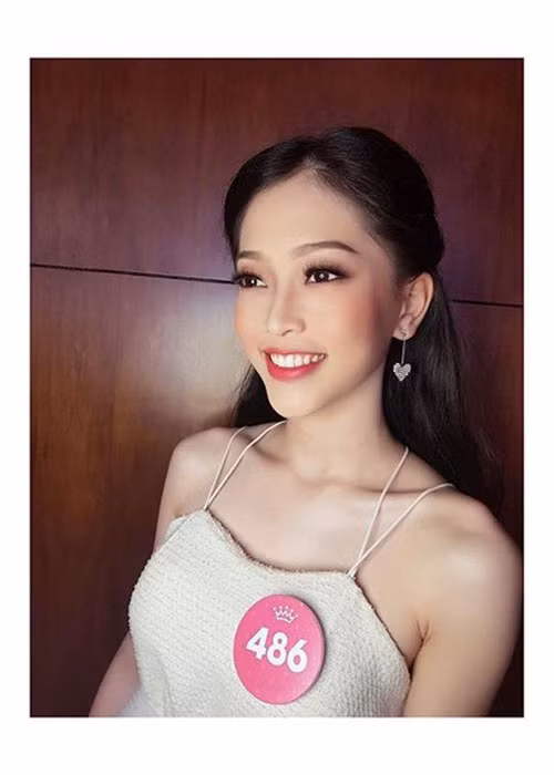 Phương Nga sinh năm 1998, hiện theo học tại trường Đại học Kinh tế Quốc dân Hà Nội.