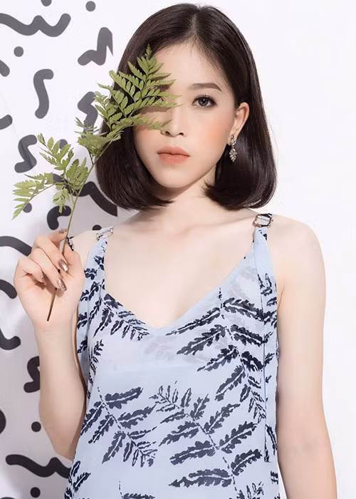 Hình ảnh Phương Nga để mặt lạnh khi làm người mẫu ảnh.