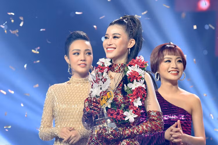Ngam nhan sac xinh dep cua tan quan quan The Voice 2018