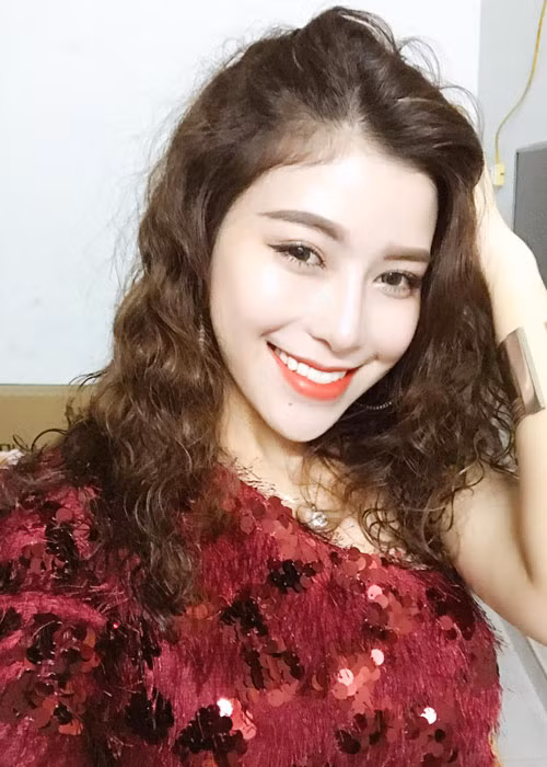 Tân quán quân The Voice từng làm nhân viên phục vụ, PG, hát phòng trà để nuôi dưỡng niềm đam mê ca hát.