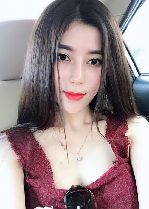 Ngọc Ánh từng không được gia đình ủng hộ theo đuổi con đường âm nhạc và hướng cô theo một nghề nghiệp khác. Tuy nhiên, vì đam mê hát mãnh liệt, Ngọc Ánh tự đi làm kiếm sống để theo đuổi ước mơ.