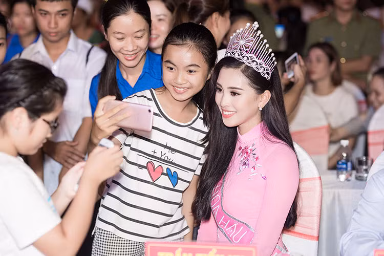 Không ít fans nhí vui mừng khi được chụp ảnh cùng Hoa hậu Tiểu Vy.