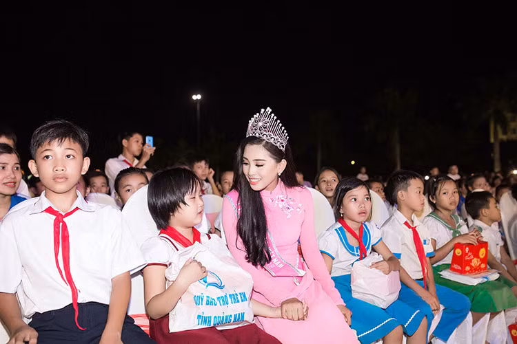 Các em nhỏ rất quý mến Hoa hậu Việt Nam Trần Tiểu Vy.