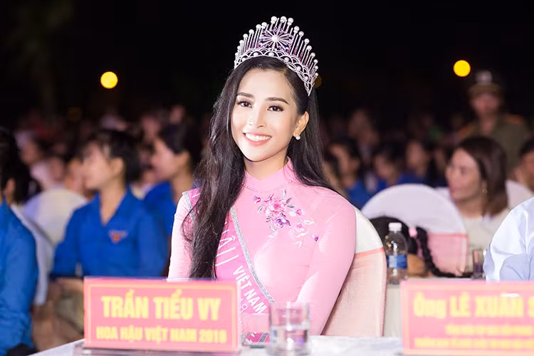 Trần Tiểu Vy ngày càng rạng rỡ sau khi trở thành Hoa hậu Việt Nam 2018.