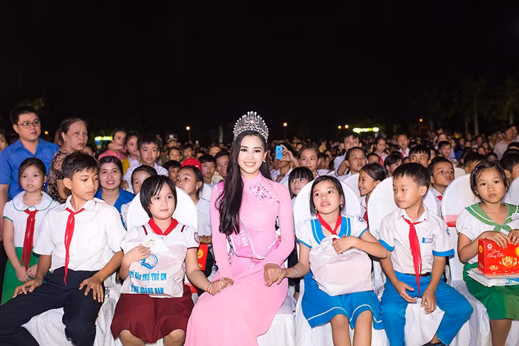 Người đẹp được chào đón nồng nhiệt ngay từ giây phút ban đầu cho đến khi kết thúc chương trình.