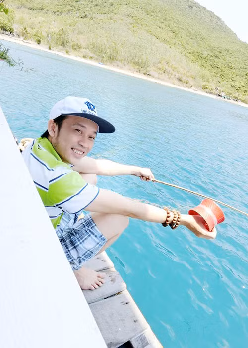 Rảnh rỗi, Hoài Linh lại về vùng miệt vườn sông nước câu cá, ngắm cảnh đồng quê yên ả.