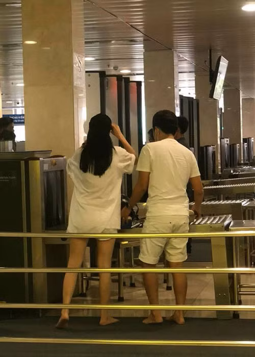 Nữ diễn viên gây chú ý khi mặc chiếc áo khá rộng xuất hiện bên chồng sắp cưới. Ảnh: Saostar