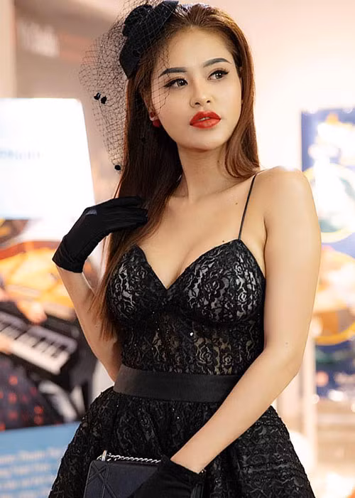 Chia sẻ trên Kinh tế du lịch, cô cho rằng Dy Khả Hân là cái tên mềm mại, nữ tính và hợp với phong cách của cô hơn.