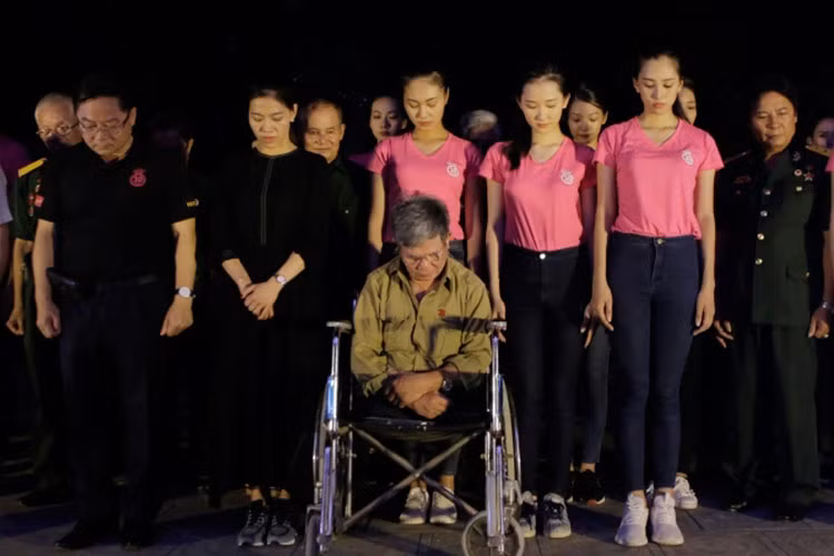 Tiểu Vy cùng các thí sinh khác trong nhóm dự án "Những giấc mơ nhỏ" đến thăm Trung tâm điều dưỡng thương binh, người có công ở Kim Bảng, Hà Nam. Tại đây, các cô gái giúp điều dưỡng chăm sóc bệnh nhân.