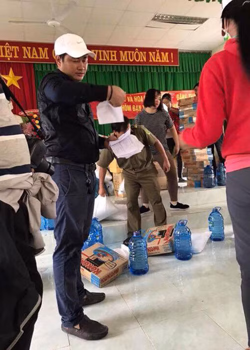 Doanh nhân Phúc Thành luôn ủng hộ Đặng Thu Thảo, đặc biệt thường xuyên hỗ trợ cô trong các hoạt động từ thiện.