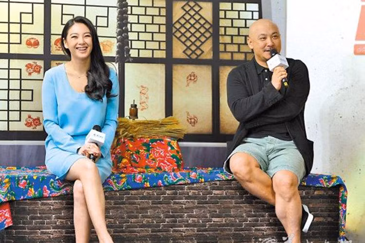 Vài tháng sau scandal của chồng, Trương Vũ Kỳ lại đăng ảnh chung khiến nhiều người tưởng rằng cô đã tha thứ cho chồng. Ảnh: Sina