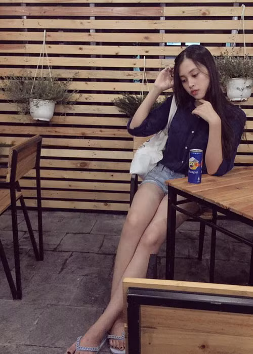 Trên trang cá nhân, Trần Tiểu Vy chia sẻ rất nhiều hình ảnh đời thường. Ở tuổi 18, cô trẻ trung, nhí nhảnh.