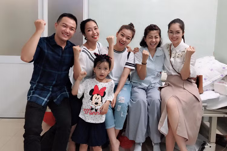 Các nghệ sĩ đã quyết định trích tặng cho Mai Phương và nghệ sĩ Lê Bình mỗi người 300 triệu đồng.