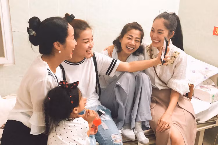 Hình ảnh Mai Phương vui vẻ chụp ảnh selfie cùng các đồng nghiệp.