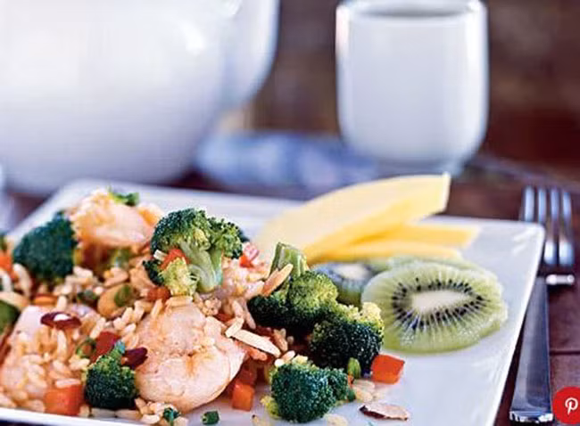 Cơm chiên rau cay: Hạt tiêu đỏ nghiền nát thêm một chút nhiệt cho biến thể không thịt này của món ăn yêu thích của người châu Á. Tôm là một sự lựa chọn không tồi nếu bạn không thích ăn chay. Thêm một số rau củ cho món ăn đỡ ngán. Bạn đã có đĩa cơm rang hoàn hảo.
