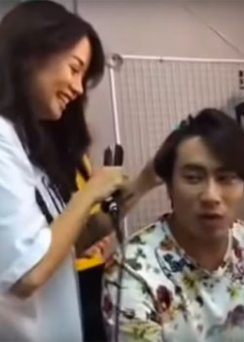Giữa lùm xùm tình cảm, An Nguy từng lộ clip làm tóc cho Kiều Minh Tuấn. Hiện, cặp đôi này đang trở thành đề tài bàn tán của dư luận. Ảnh: VOV
