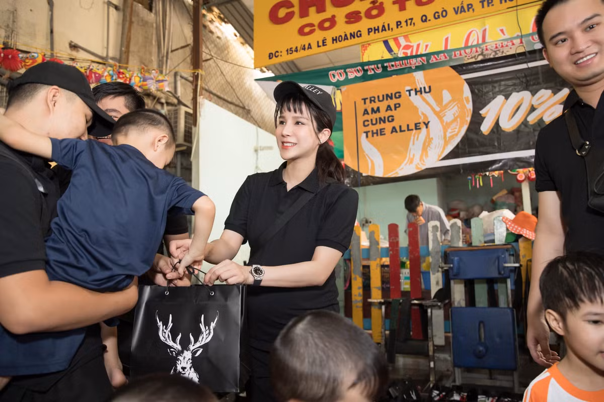 Diệp Lâm Anh trao quà Trung thu cho các em nhỏ có hoàn cảnh thiếu may mắn.