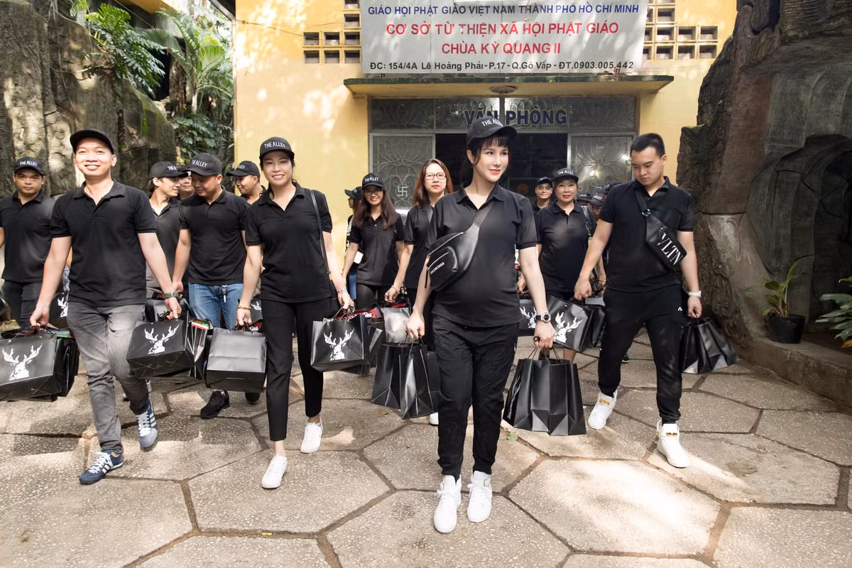 Diep Lam Anh bung bau 8 thang van di phat qua Trung thu