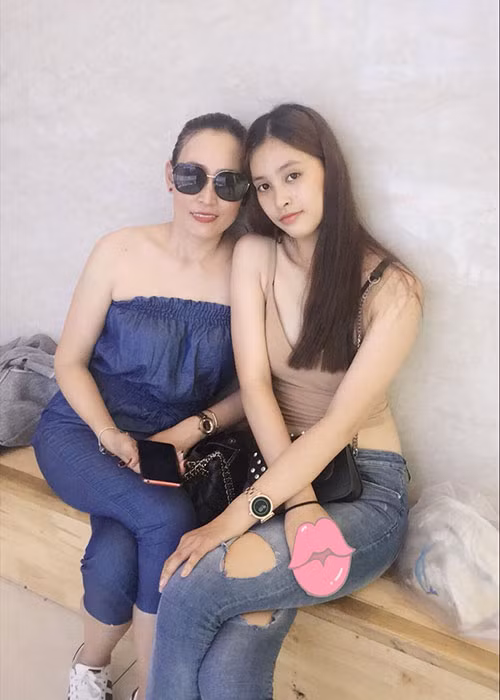 Mẹ của Hoa hậu Việt Nam Trần Tiểu Vy trẻ trung, sành điệu không kém con gái.