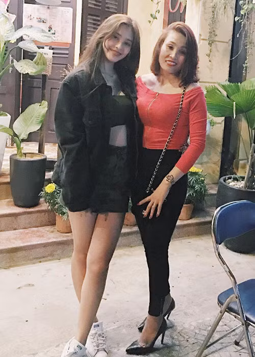 Chia sẻ trên Zing, Tiểu Vy cho hay mẹ là người bạn thân nhất của cô cũng là người vĩ đại nhất đối với cô.