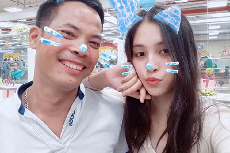 Có con gái 18 tuổi, bố của Hoa hậu Tiểu Vy vẫn phong độ, trẻ trung.