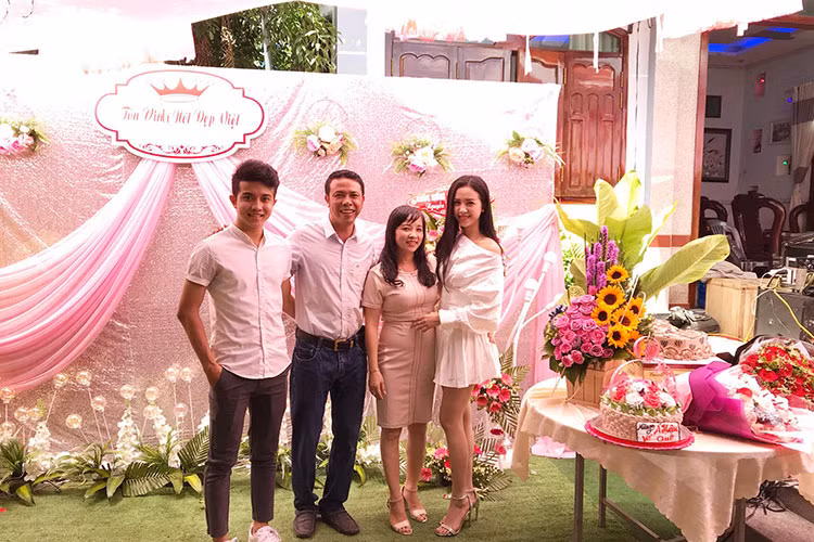 Bố mẹ của Á hậu Thúy An vừa tổ chức tiệc mừng chào đón con gái trở về nhà.