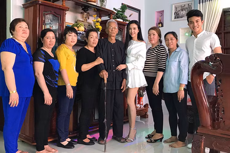 Theo Zing, Thúy An có cậu em trai nickname Nhanh Rùa (ngoài cùng bên phải), năm nay 19 tuổi và đang là sinh viên năm 2 tại Học Viện Hàng không Việt Nam.
