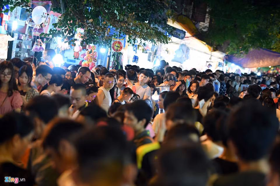 Dự kiến vào tối 24/9 (15/8 Âm lịch), khu vực này còn đông hơn nữa khi người dân đổ ra đường phá cỗ đón trăng mừng Tết Trung thu.