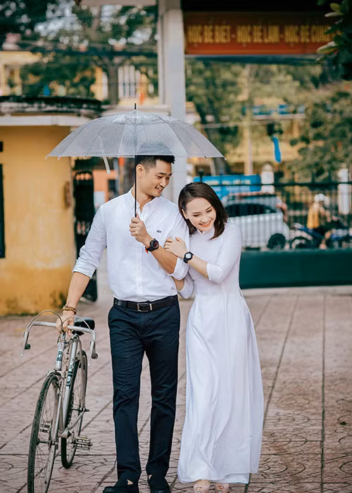 Nhân dịp về quê thăm gia đình hai bên, vợ chồng Bảo Thanh nảy ra ý định về trường cũ chụp ảnh kỷ niệm.