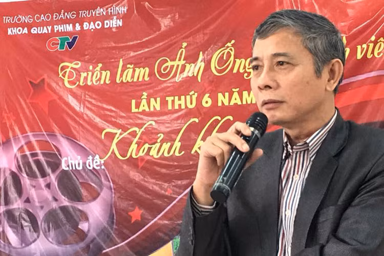Sinh năm 1955, đạo diễn Phạm Đông Hồng có bố là đạo diễn, từng làm giám đốc Sở Văn hóa Thông tin tỉnh Quảng Ninh, mẹ là Giám đốc thư viện tỉnh Quảng Ninh. Năm 1980, ông tốt nghiệp Đại học Sân khấu Điện ảnh, sau đó đi tu nghiệp ở nước ngoài. Ảnh: FBNV