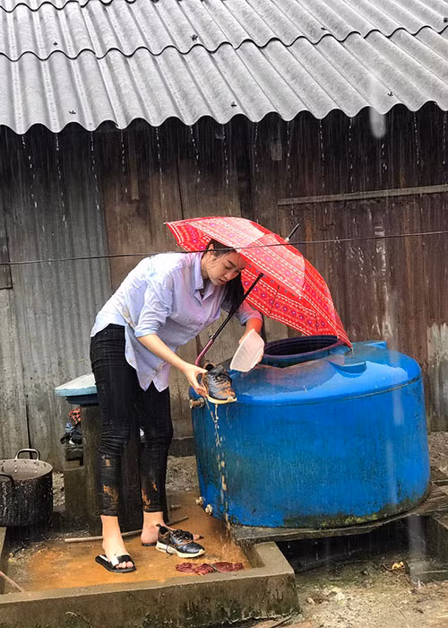 Trong quá trình thực hiện dự án "Cõng điện lên bản", Đỗ Mỹ Linh đã gặp không ít khó khăn do mưa lũ nhưng cô không nản lòng. Ảnh: FBNV