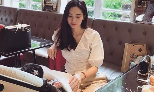 Hoa hau Dang Thu Thao khoe bua an rau cu dau tien cua con gai