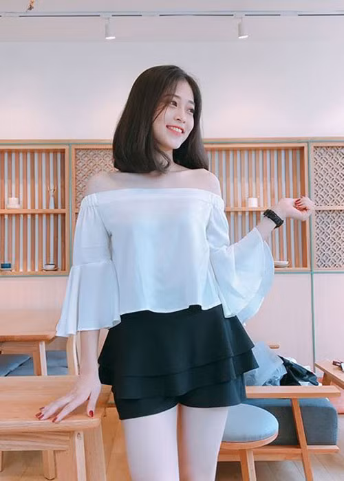 Giống Hoa hậu Trần Tiểu Vy, Á hậu Phương Nga rất hiếm lần mặc gợi cảm ở đời thường. Ảnh: FBNV