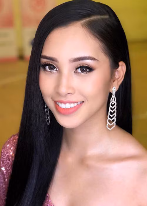  Hoa hậu Trần Tiểu Vy hiếm khi mặc gợi cảm trước khi giành vương miện. Ảnh: Venusbeautyqueen