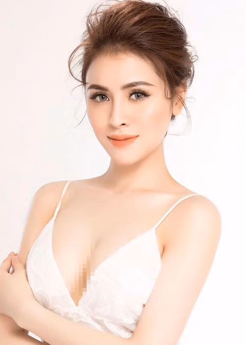 Hình ảnh Thư Dung diện váy hai dây khoe vòng một quyến rũ trong một bộ ảnh.