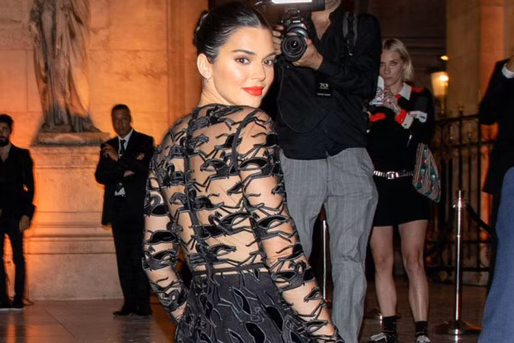 Cư dân mạng hiện tranh cãi dữ dội về 50 bức ảnh khỏa thân của Kendall Jenner bị rò rỉ. Nhiều người cho rằng cách tạo dáng của chân dài 9x quá táo bạo. Ảnh: harpersbazaar