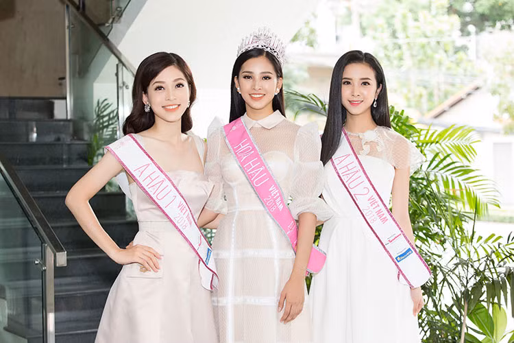 Do lịch trình giao lưu dày đặc, trong một ngày Tiểu Vy, Phương Nga và Thúy An đã thay 5 bộ trang phục để xuất hiện trước công chúng.