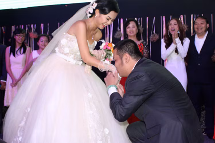 Hình ảnh Phạm Quỳnh Anh được ông xã quỳ gối cầu hôn trong đám cưới. Ảnh: Khampha