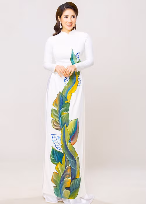 Dien vien Le Phuong dep nao long khi dien ao dai